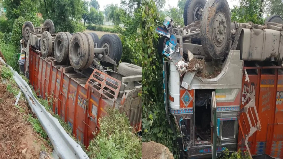हाथरस: संटीकरा मोड़ पर केमिकल भरा ट्रक पलटा, 2 चालक जिंदा बचे