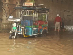 हापुड़: बारिश से सर्विस रोड व अंडरपास 1.5-2 फीट तक जलमग्न, वाहन फंसे