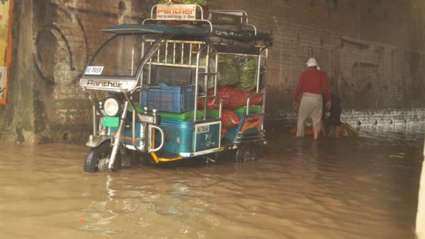 हापुड़: बारिश से सर्विस रोड व अंडरपास 1.5-2 फीट तक जलमग्न, वाहन फंसे