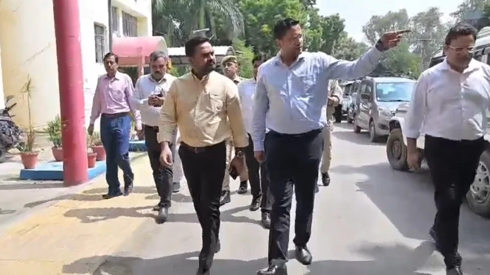 कानपुर: जिलाधिकारी ने कहा, आईजीआरएस रैंकिंग सुधारने के लिए हर विभाग में स्टाफ लगाएं