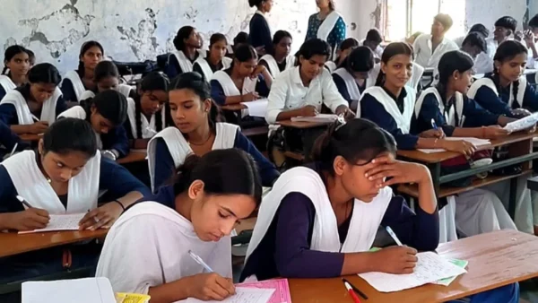 अमेठी: राजकीय हाईस्कूल पीढ़ी में निबंध में सोनिया और रंगोली में शालू ने बाजी मारी