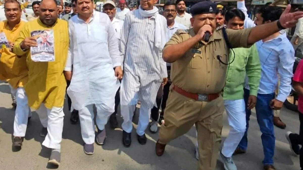 अयोध्या: कांग्रेस का प्रदर्शन, मुख्य निर्वाचन आयुक्त का पुतला फूंका और गिरफ्तारी की मांग