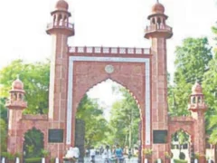 अलीगढ़: कचरा प्रबंधन लापरवाही पर एएमयू और धनीपुर मंडी को नोटिस, तीन दिन में जवाब