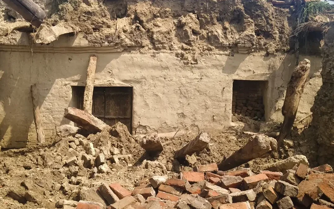 इटावा बकेवर: बिजौली गांव में बारिश से 2 मकान धराशायी, गृहस्थी बुरी तरह बर्बाद