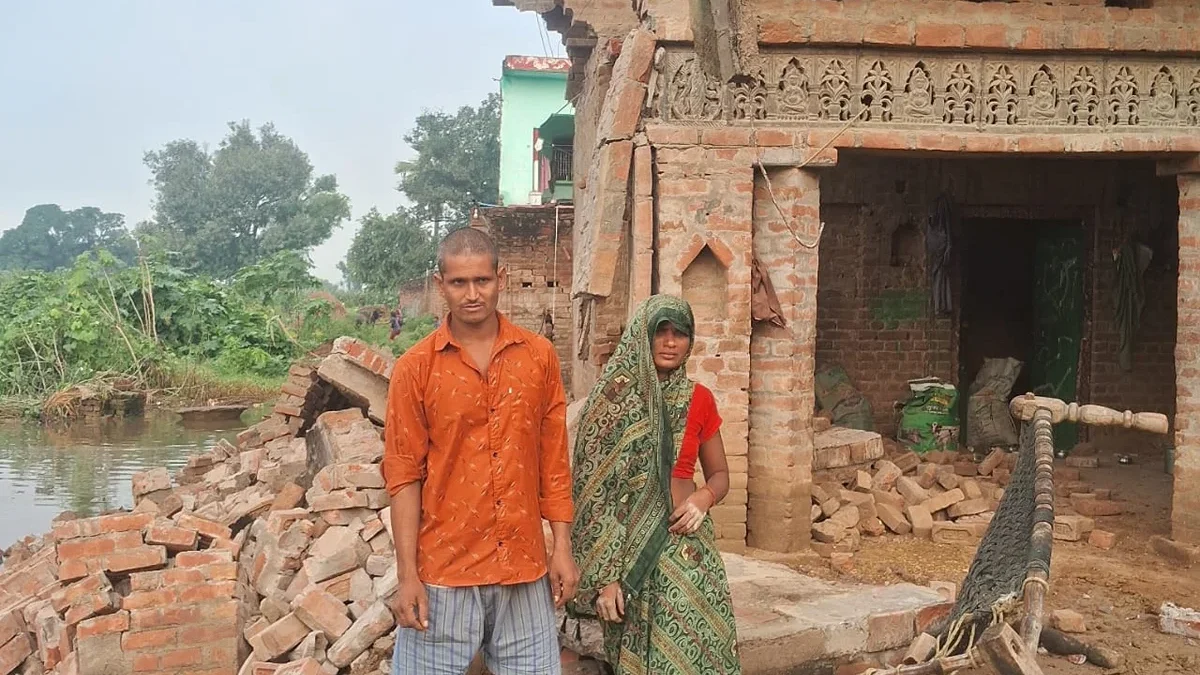एटा: नगला भूपाल में जलभराव से दोमंजिला मकान गिरा, परिवार बाल‑बाल बचा
