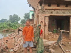 एटा: नगला भूपाल में जलभराव से दोमंजिला मकान गिरा, परिवार बाल‑बाल बचा