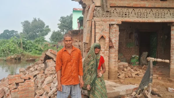 एटा: नगला भूपाल में जलभराव से दोमंजिला मकान गिरा, परिवार बाल‑बाल बचा