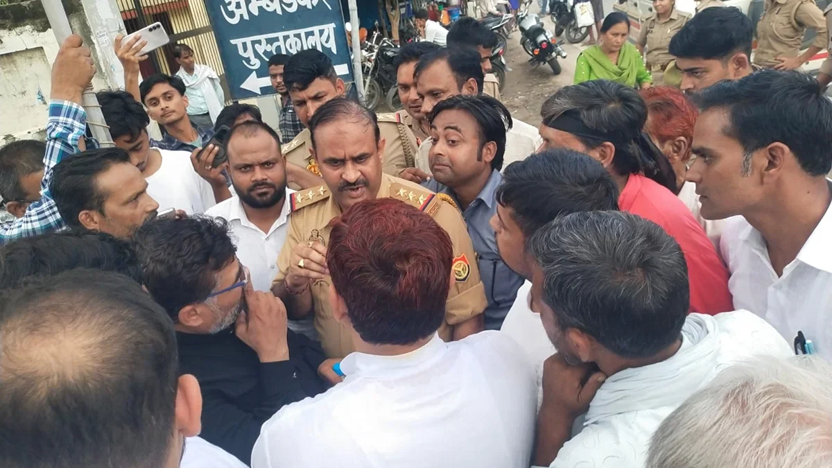 कन्नौज: पुलिस ने मुख्य चुनाव आयुक्त के पुतले पर रोक लगाते हुए उसे छीना, 15 मिनट तक हंगामा