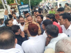 कन्नौज: पुलिस ने मुख्य चुनाव आयुक्त के पुतले पर रोक लगाते हुए उसे छीना, 15 मिनट तक हंगामा