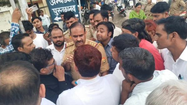 कन्नौज: पुलिस ने मुख्य चुनाव आयुक्त के पुतले पर रोक लगाते हुए उसे छीना, 15 मिनट तक हंगामा