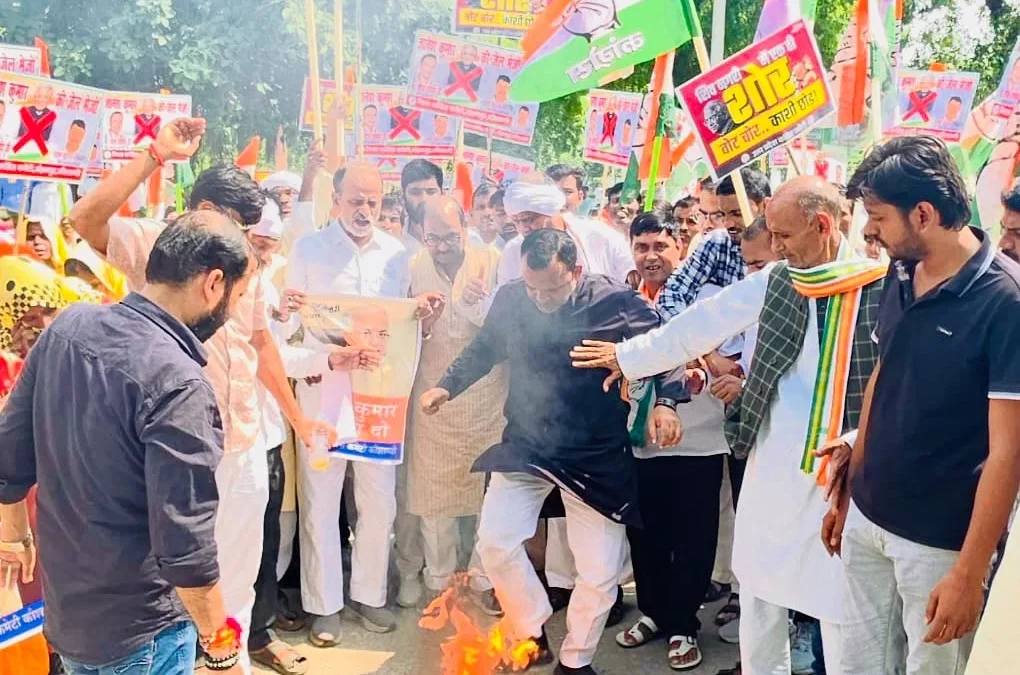 कौशाम्बी: कांग्रेस ने आयोग प्रमुख का पुतला फूंककर इस्तीफा और जांच की मांग की