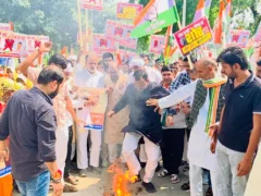 कौशाम्बी: कांग्रेस ने आयोग प्रमुख का पुतला फूंककर इस्तीफा और जांच की मांग की