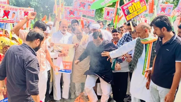 कौशाम्बी: कांग्रेस ने आयोग प्रमुख का पुतला फूंककर इस्तीफा और जांच की मांग की