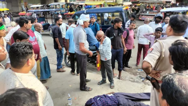 कौशाम्बी: सैनी चौराहे पर बस से उतरते ही गिरे दिव्यांग की मौत, उम्र 50