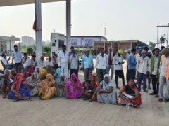 फतेहपुर: नाला बंद होने से सैकड़ों बीघा खेत जलमग्न, ग्रामीणों ने पेट्रोलपंप मार्ग रोका