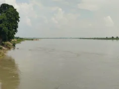 बस्ती: सरयू तीसरी बार खतरे के निशान से पार, 20 से अधिक गांव जलमग्न