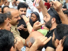 बिजनौर: काली पट्टी बांधकर कलक्ट्रेट में घुसे कांग्रेसियों को बाहर निकाला