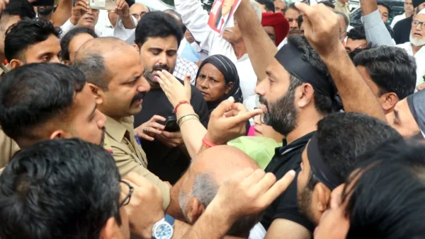 बिजनौर: काली पट्टी बांधकर कलक्ट्रेट में घुसे कांग्रेसियों को बाहर निकाला