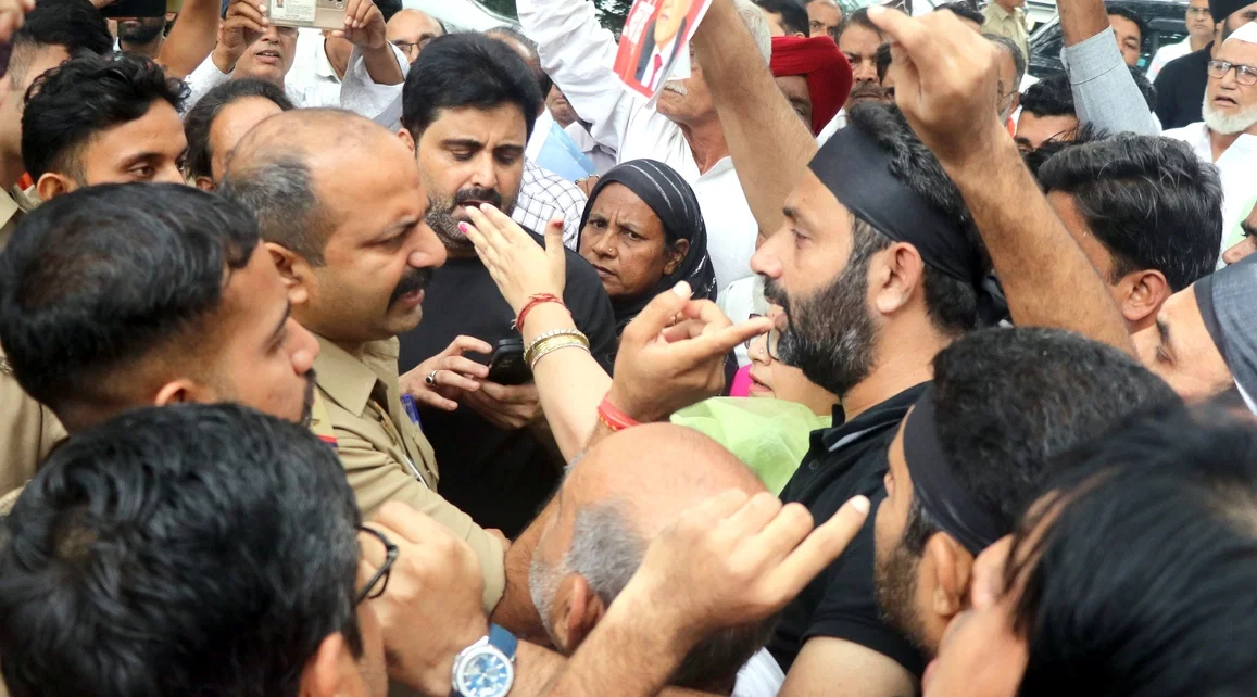 बिजनौर: काली पट्टी बांधकर कलक्ट्रेट में घुसे कांग्रेसियों को बाहर निकाला