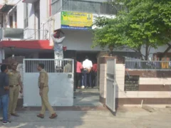 मथुरा: मुख्य चुनाव आयुक्त के आवास पर मथुरा से आए दो दर्जन कांग्रेसियों ने प्रदर्शन, दो गिरफ्तार