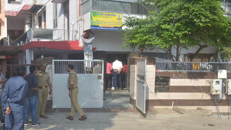 मथुरा: मुख्य चुनाव आयुक्त के आवास पर मथुरा से आए दो दर्जन कांग्रेसियों ने प्रदर्शन, दो गिरफ्तार