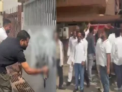 मथुरा: मुख्य चुनाव आयुक्त के आवास पर हिंसक प्रदर्शन, 27 पर मुकदमा दर्ज