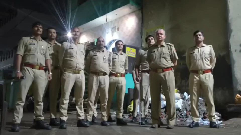 मेरठ: केसरगंज मस्जिद के बाहर हनुमान चालीसा पाठ का एलान, पुलिस ने देर रात पहरा बढ़ाया