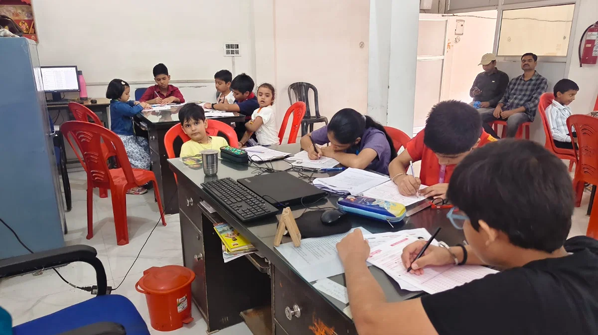 लखीमपुर खीरी: अमर उजाला सेल्फ सेंटर में नेशनल ओलंपियाड, कक्षा 1-10 के बच्चों ने परीक्षा दी