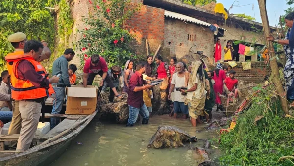 सिद्धार्थनगर: तुलसियापुर के बाढ़ प्रभावितों को 2,700 लंच पैकेट और दवा वितरित