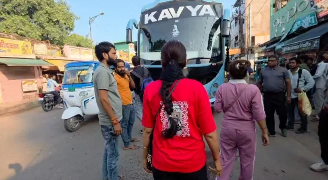 हमीरपुर: एआरटीओ ने तीन स्लीपर डबल डेकर बसें सीज कीं, चालान 40-50 हजार