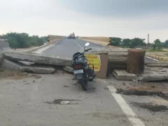 हाथरस: छह करोड़ के नए आरओबी पर दो माह में सड़क उखड़ी, एक माह से रास्ता बंद