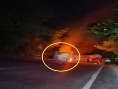 सादाबाद: आगरा रोड पर 1:30 बजे ट्रक-मैक्स की भिड़ंत, मैक्स जलकर खाक