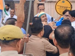 हापुड़: पैदल मार्च रोकने पर पुलिस ने 50-60 कांग्रेसियों को हिरासत में लिया