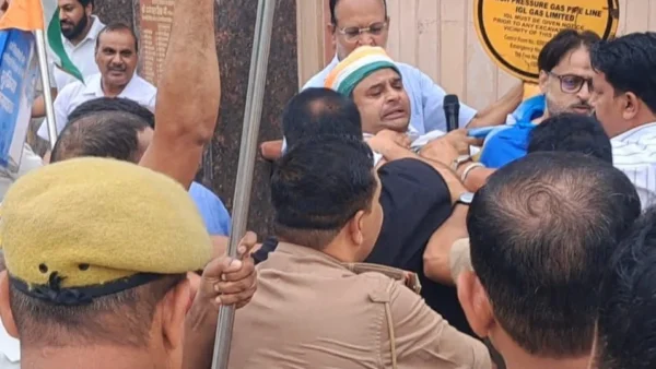 हापुड़: पैदल मार्च रोकने पर पुलिस ने 50-60 कांग्रेसियों को हिरासत में लिया