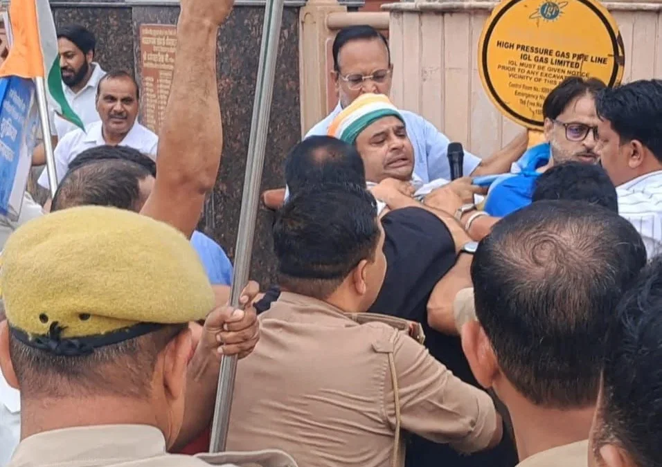 हापुड़: पैदल मार्च रोकने पर पुलिस ने 50-60 कांग्रेसियों को हिरासत में लिया