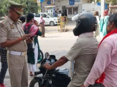 लखनऊ: बाइक पर पीछे बैठने वाले के लिए भी हेलमेट अनिवार्य, ई-चालान 1 अक्टूबर से