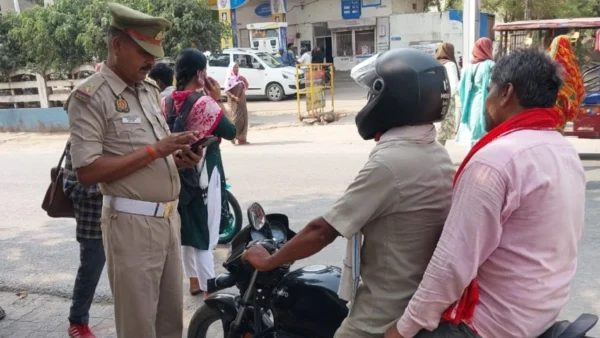 लखनऊ: बाइक पर पीछे बैठने वाले के लिए भी हेलमेट अनिवार्य, ई-चालान 1 अक्टूबर से
