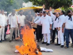संतकबीरनगर: ‘वोट चोरी’ के आरोप पर कांग्रेस ने CEC का पुतला फूंका, इस्तीफा की मांग