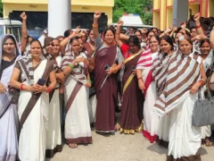 अमेठी: 1860 आशा व 92 संगिनियों ने कलेक्ट्रेट पर प्रदर्शन, मांगें सौंपीं