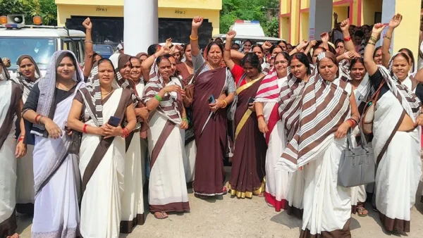 अमेठी: 1860 आशा व 92 संगिनियों ने कलेक्ट्रेट पर प्रदर्शन, मांगें सौंपीं