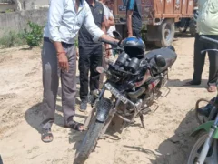 आगरा: ट्रैक्टर से बाइक सवार 22 की मौत, सैंया में ट्रक‑कार टक्कर में 4 घायल