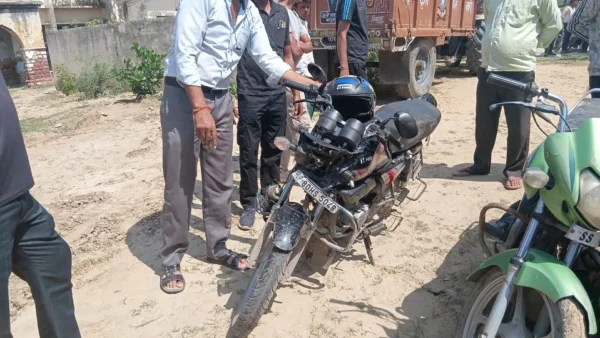आगरा: ट्रैक्टर से बाइक सवार 22 की मौत, सैंया में ट्रक‑कार टक्कर में 4 घायल