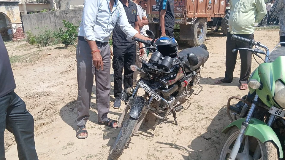 आगरा: ट्रैक्टर से बाइक सवार 22 की मौत, सैंया में ट्रक‑कार टक्कर में 4 घायल