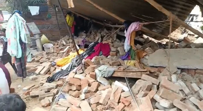 औरैया पहाड़पुर: कच्चे मकान की छत‑दीवार ढही, 3 सदस्य घायल