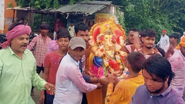 भदोही: भव्य शोभायात्रा में बप्पा को नम आँखों से विदाई, भीड़ उमड़ी