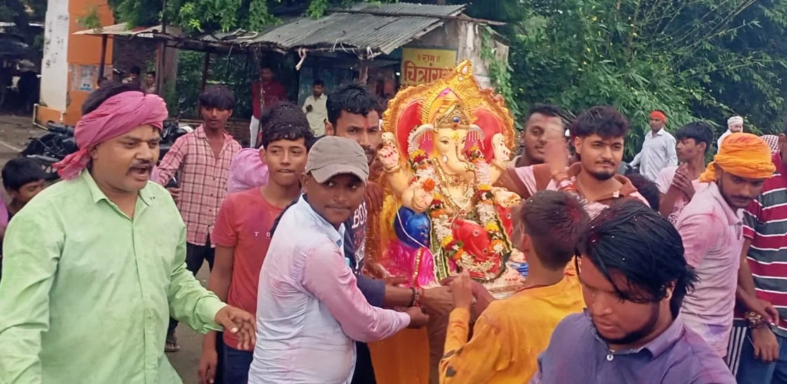 भदोही: भव्य शोभायात्रा में बप्पा को नम आँखों से विदाई, भीड़ उमड़ी