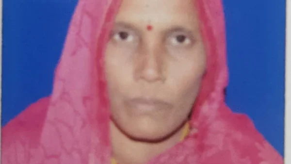 मऊ: यूनियन बैंक में पैसे निकालते समय आंगनबाड़ी सहायिका (45) की मौत