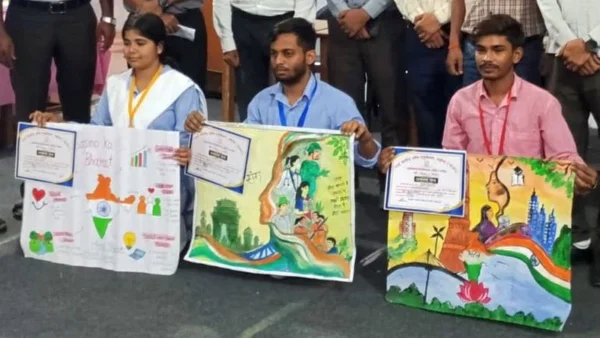 महोबा: साईं कॉलेज में ‘मेरे सपनों का भारत’ पोस्टर प्रतियोगिता, रागिनी पहले