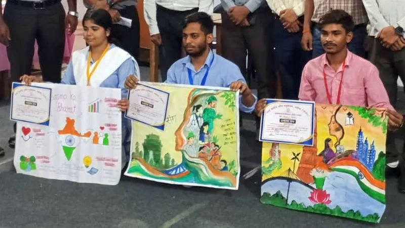 महोबा: साईं कॉलेज में ‘मेरे सपनों का भारत’ पोस्टर प्रतियोगिता, रागिनी पहले