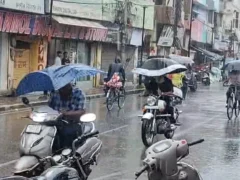 मुरादाबाद: भारी बारिश से स्कूल बंद, बिजली और जलभराव से जनजीवन प्रभावित